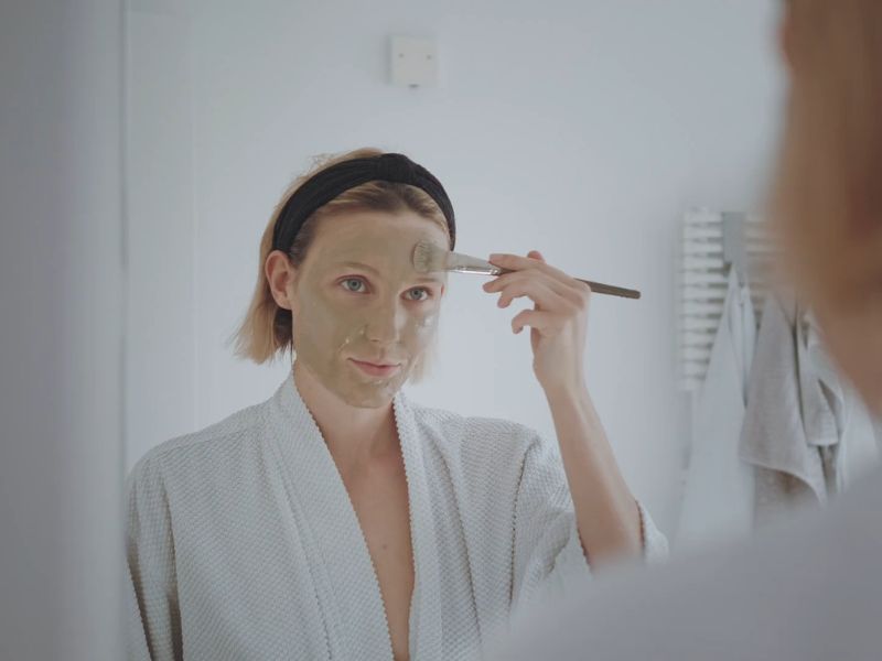 devojka nanosi prirodnu masku za lice